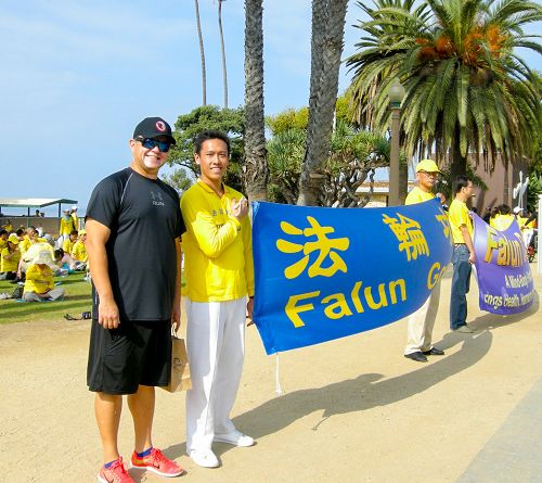 巴西教師Marcelo Rios開心和法輪功學員合影