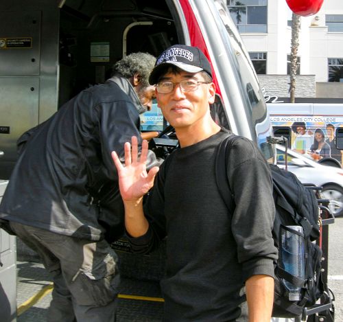 日裔Kinei先生上車前回頭說：「法輪功一定成功！」