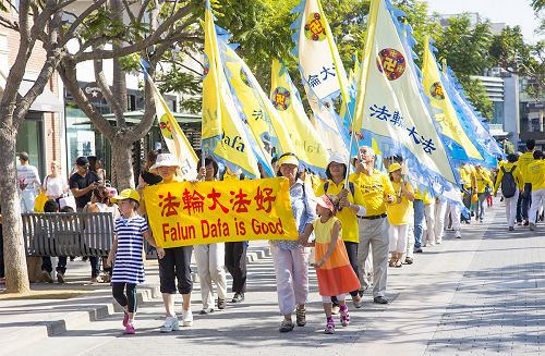 圖13-14：在洛杉磯聖塔莫尼卡海灘碼頭繁華的第三街舉行遊行，呼籲更多民眾關注