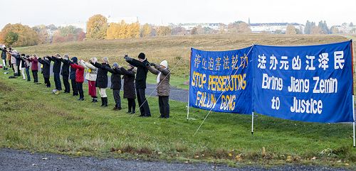 圖1：瑞典學員在中使館前和平抗議，呼籲法辦元凶江澤民。