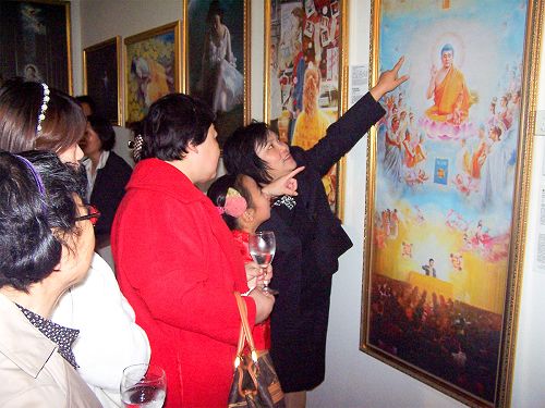 圖5-6：人們絡繹不絕的前來觀看畫展