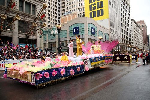 圖4：法輪功學員精心製作的蓮花造型花車
