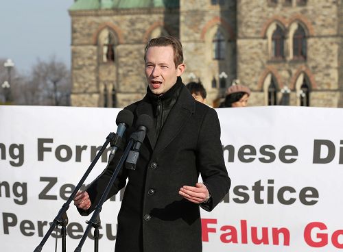 埃德蒙頓的聖-阿爾伯塔選區（St. Albert， Edmonton）新當選的議員庫珀（Michael Cooper）