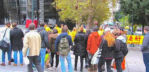 圖1-2：二零一五年十二月十一日，希臘法輪功學員在市中心憲法廣場上介紹功法，徵簽訴江