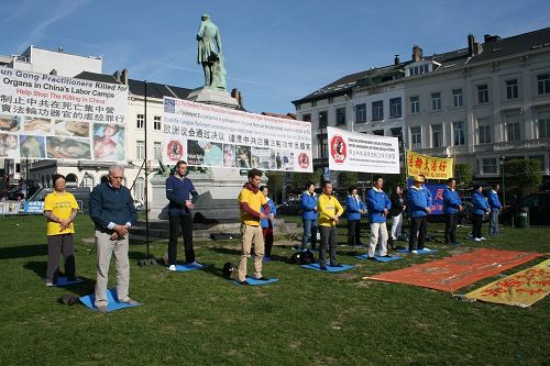 圖9：法輪功學員在橫幅下的功法展示