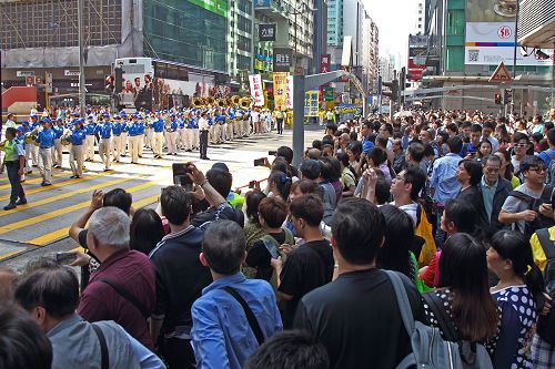 中國大陸遊客紛紛拿起手機、相機拍攝，將壯觀殊勝的遊行畫面帶回去。