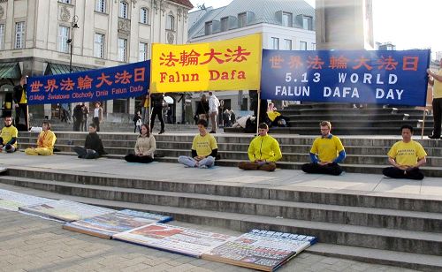 波蘭學員在老城廣場集體煉功向民眾展示法輪功功法