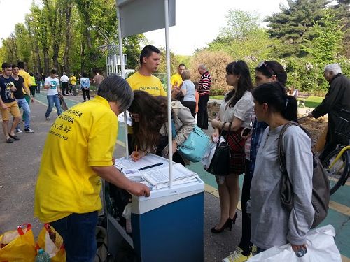 羅馬尼亞法輪功學員在布加勒斯特市中心的Cismigiu公園的入口處舉行了一場反迫害講真相活動