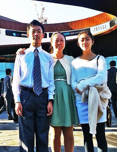 來自新西蘭張莉莉女士和一雙兒女同修在紐約巴克里中心（Barclays Center）體育館門口