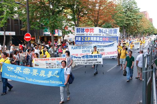 圖4-7：法輪功遊行隊伍經過巴黎十三區老唐人街