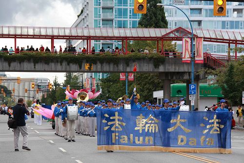 溫哥華法輪大法學員參加了北溫哥華市加勒比節遊行受到市民熱烈歡迎