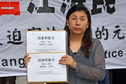 圖6. 香港法輪功學員張潔舉報江澤民，不單因為他罪惡滔天，也因為七十四歲的母親上個月遭公安從家中抓走，目前仍被非法關押在濟南市看守所。