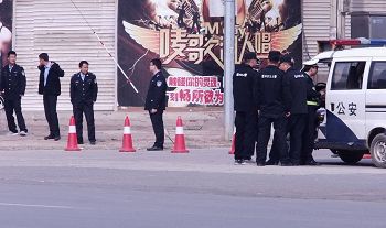 圖3：肥鄉區法院東邊路，路南頭路口警察、警車。