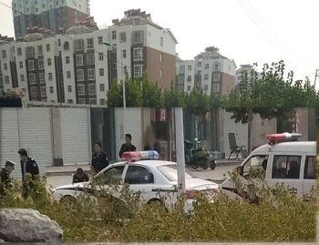 圖4：肥鄉區法院東邊路，路北段警察、警車。