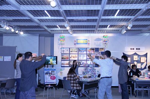 民眾在展位前學煉法輪功
