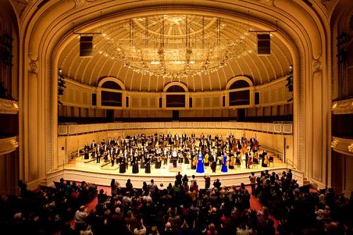 '圖3：演出結束時，全場觀眾起立，以持續不斷的鼓掌，向神韻交響樂團的音樂家們致謝。'