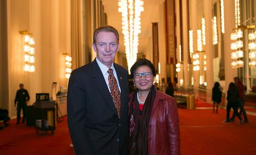 '圖10：神韻的忠實粉絲Brixey（左）和剛從老撾來美的朋友觀看神韻交響樂團在華府的演出。'