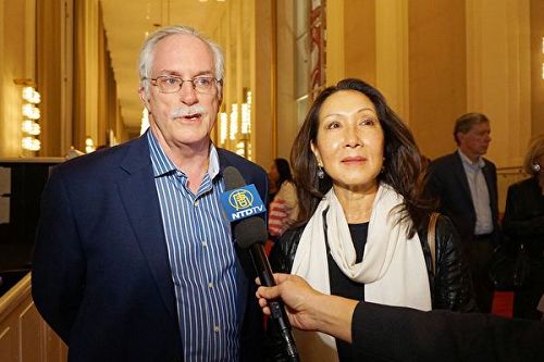 '圖11：環境工程公司總裁Stephen Wendt觀看了在華府演出的神韻音樂會後，他說：近百位音樂家同台演奏 讓我更領會了『同心一志』的含義。'