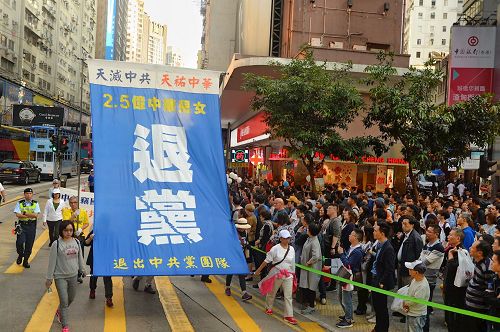 '圖8～13：法輪功學員的遊行傳達真相訊息，喚醒正義良知。'