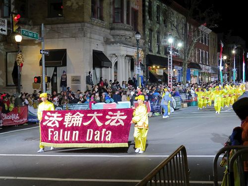 '圖：由費城及周邊城市的部份法輪功學員組成的腰鼓隊應邀參加在西切斯特市（West Chester）聖誕遊行，這已是法輪功學員連續第九年受到邀請'