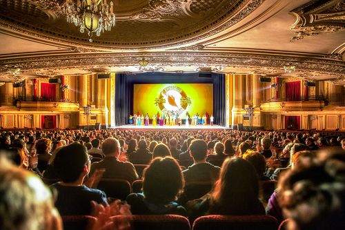 神韻巡迴藝術團在波士頓歌劇院的演出吸引了眾多學者、名流創下爆滿佳績