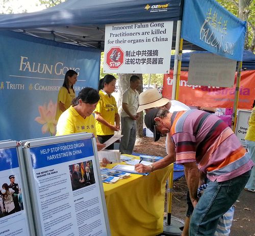 西澳多元文化節上，人們簽名譴責中共活摘法輪功學員器官