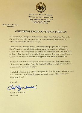 圖11：在神韻藝術團在查爾斯頓市3月29日開演的前一天，西維吉尼亞州州長Earl Ray Tomblin發出賀信說：「我很高興歡迎神韻來到首府，我向神韻十年來對社會的非凡成就表示最真誠的祝賀。」