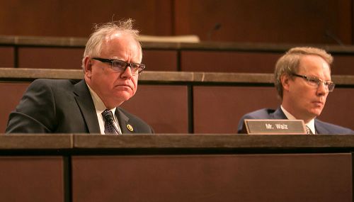 聯邦眾議員蒂姆﹒沃茲（Rep. Tim Walz）（左）在聽證會上說﹐如果證人不講述出來，自己永遠都想像不到那些酷刑迫害，他向分享自己痛苦經歷的證人表示感謝