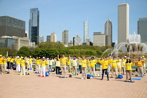 圖2-4：大芝加哥地區法輪功學員在白金漢噴泉廣場集體煉功