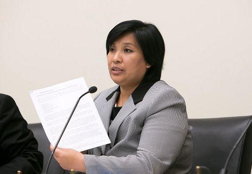 法輪功學員尹麗萍曾在馬三家遭受性虐待和精神迫害，在研討會上向美國國會提交了包括江澤民、薄熙來、王立軍、聞世震以及包括馬三家警察在內的參與迫害的獄警等共四十二人名單。
