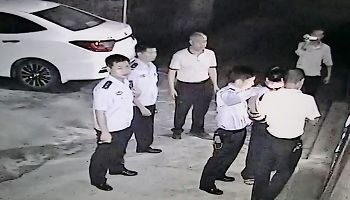 圖為賴傑福被劫持回家