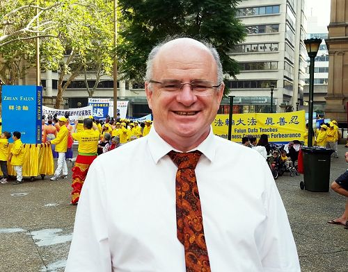圖22：市議員安德魯•威爾遜（Andrew Wilson）非常高興的祝願世界法輪大法日！