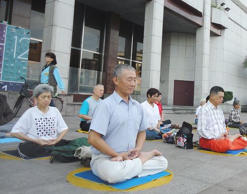 台灣基隆法輪功學員徐宗賢在煉法輪功的第五套功法