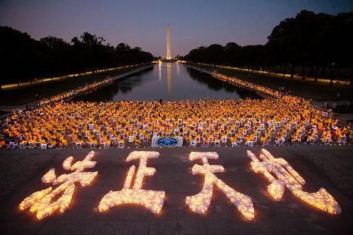 圖11-12： 2016年7月14日，法輪功學員在林肯紀念堂前燭光夜悼