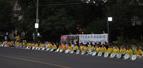 圖7-8 ：晚上八點至十點四百多名法輪功學員參加了燭光悼念。