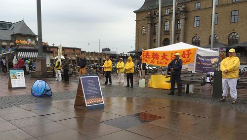 '圖1：瑞典法輪功學員在哥德堡文化節設立展位，向民眾傳播法輪功的真相。圖為法輪功學員正在演示功法。'