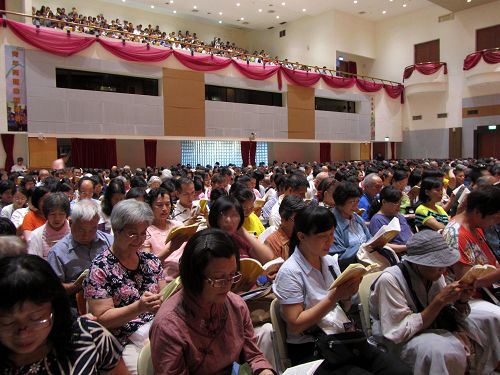 圖2-5：台灣北區近一千八百名法輪功學員在台北劍潭青年活動中心舉行集體學法交流活動。