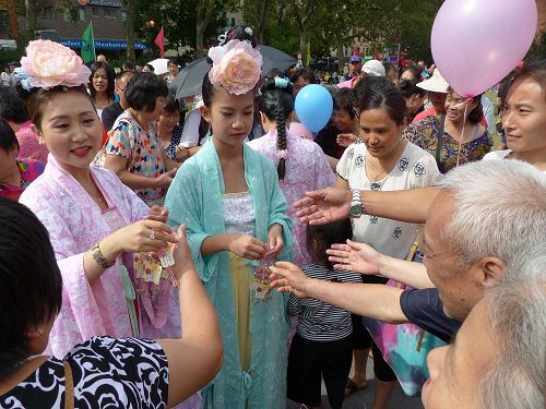 '圖3、民眾爭拿「法輪大法好」小蓮花'