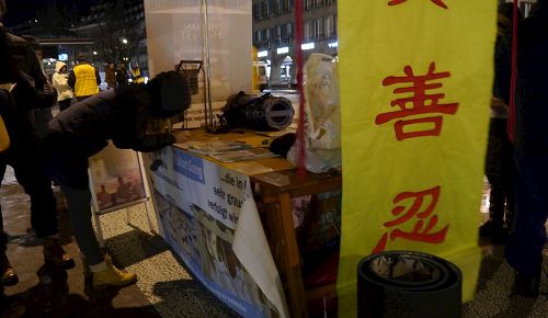 '圖3～5：路人簽名要求制止活摘器官，停止對法輪功的迫害及對元凶江澤民提起訴訟'