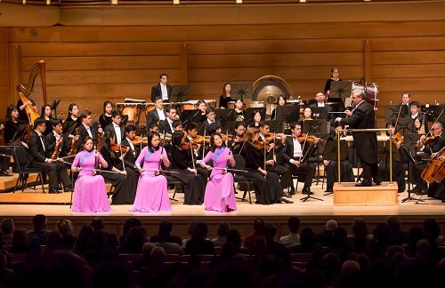 '圖4：神韻交響樂團二胡演奏家戚曉春、孫璐與王真在演奏二胡三重奏。'