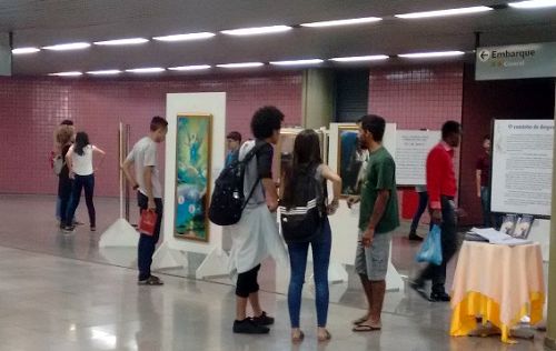 圖1-2：地鐵大廳內的真善忍美展