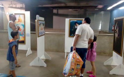 圖5：小孫子領著爺爺Overland看畫