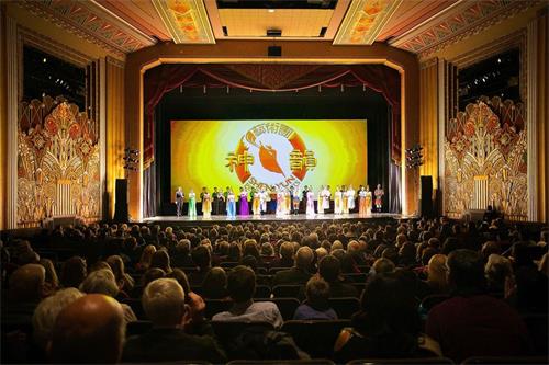 '圖2：二零一七年十二月二十日晚，神韻藝術團再次蒞臨佛蒙特州伯靈頓演出，大雪難擋觀眾觀看神韻晚會的熱情。'