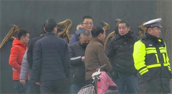 '法院門前的便衣和警察'