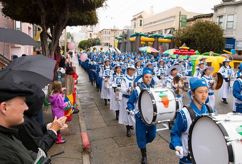'圖3：easter parade2　法輪功天國樂團受歡迎'