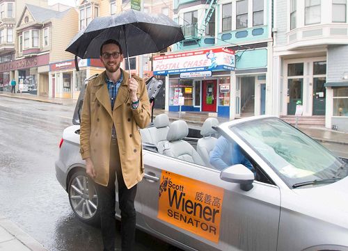 '圖7：Scott Wiener.jpg　加州參議員威善高支持法輪功天國樂團參加遊行'