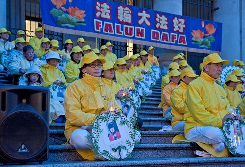'圖1～2：4月22日下午，溫哥華法輪功學員在市中心藝術館前舉行大型法輪功功法演示和燭光守夜活動'