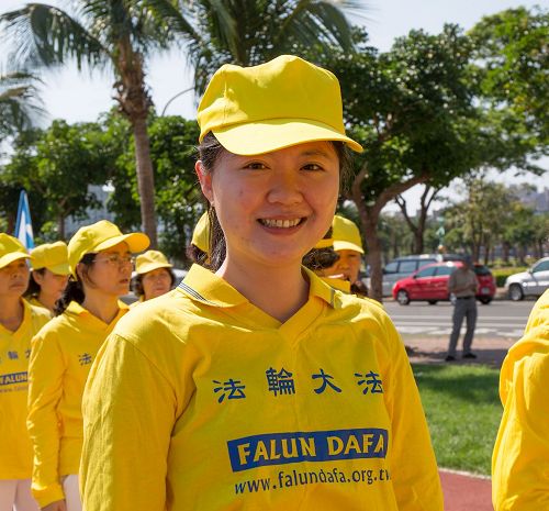 '圖10：在煉功隊伍中的語晴說：每天學法、煉功，不只精神體力很好，遇到考驗時，也會很快想到自己是修煉人。'