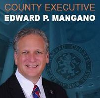 長島拉撒縣（Nassau county executive）執行長愛德華•曼加諾 （Edward P. Mangano）