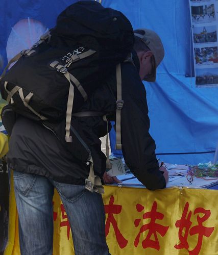 '圖6～9：簽名希望能夠制止中共迫害法輪功及活摘罪行'